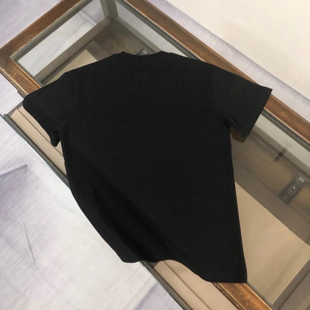 P150 A⭐️Stone Island Latest Couple Style Round Neck Short Sleeve Couple T-shirt ~ Spring and Summer New Product High Quality 🔥🔥Customized Unique Compass Logo Embroidery Logo Embellishment ~ Fashionable and Versatile Trendy Style Customized Imported Fabrics! Comfortable to wear, breathable, fashionable without losing personality, the upper body is casual and casual, handsome and stylish, showing the temperament of a big brand. All three standards are complete! ! Color: Black White Dark Gray Brown Size: SMLXLXXL